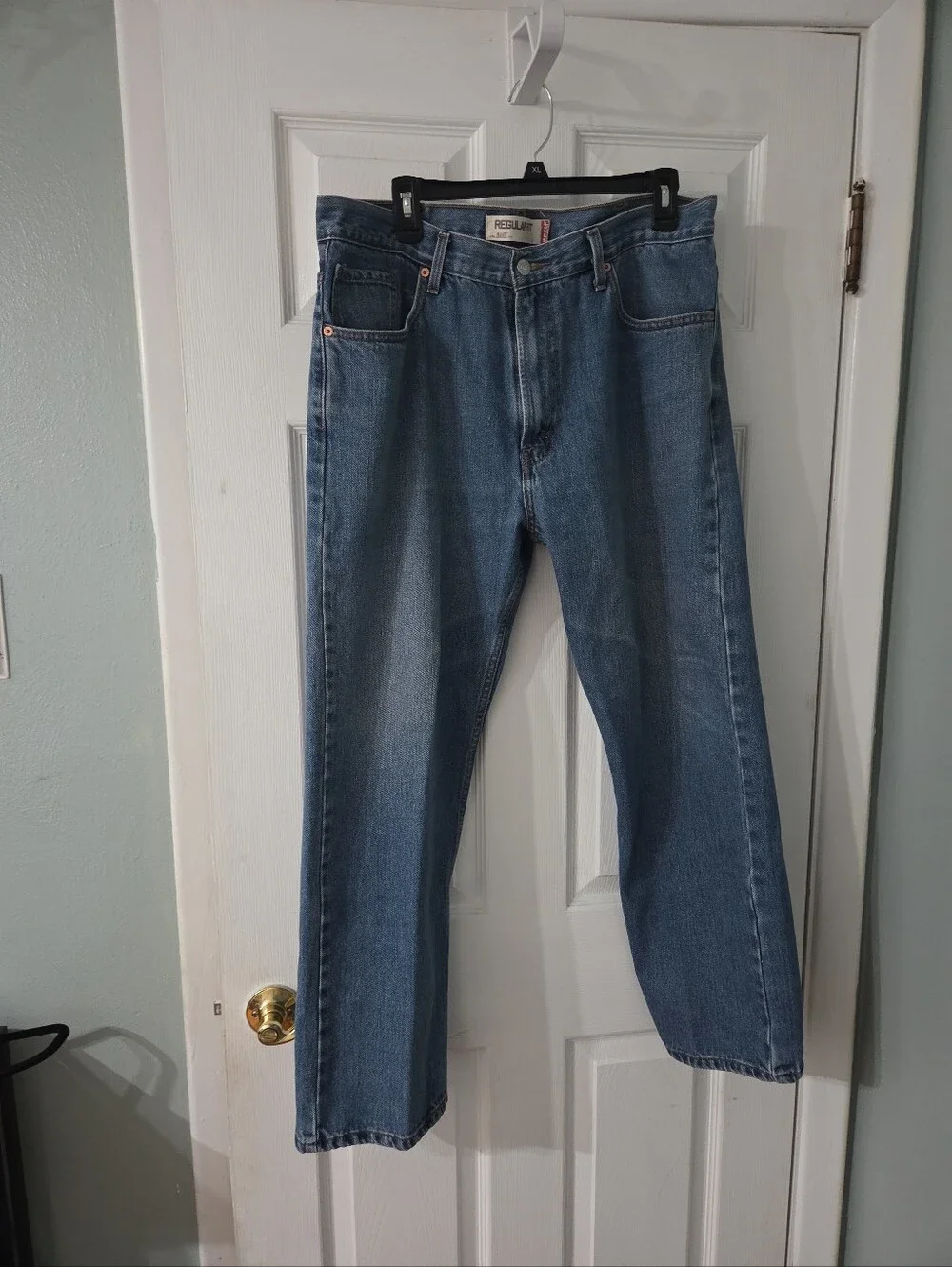 Levi's Men's 505  Straight leg Jeans in Medium Blue Wash.  38-30.